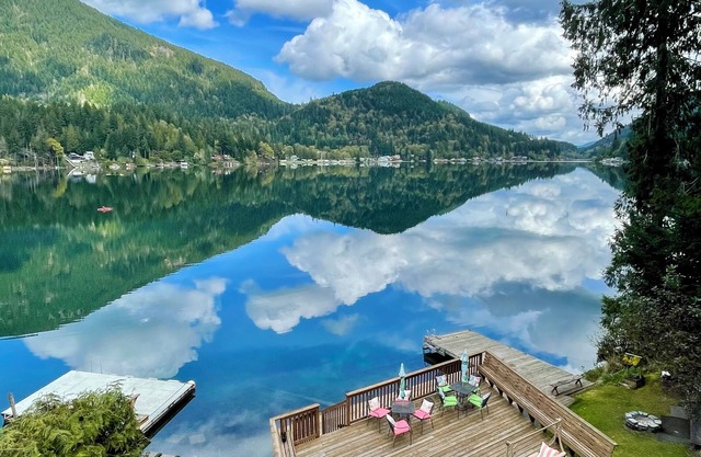 Secluded "Reflection Point" at Lake Sutherlandn