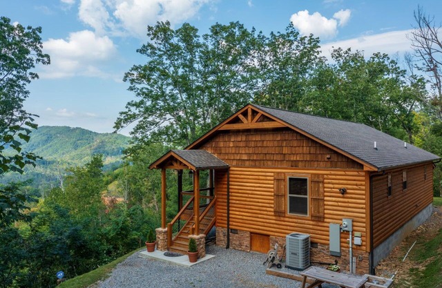 Secluded retreat/Breathtaking views!/Hot tub/King beds/Fire pit/Mins to GB PF