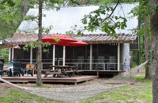 Secluded, Sam Rayburn Lakefront Cabin. Perfect Getaway for Hunters and Anglers.