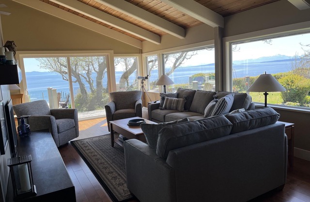 Secluded Sandy Beach All To Yourself! Panoramic Ocean and Mountain views.