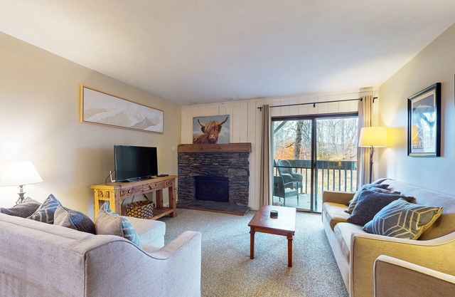 Secluded ski condo near Killington with fast WiFi, shared outdoor pool, & tennis