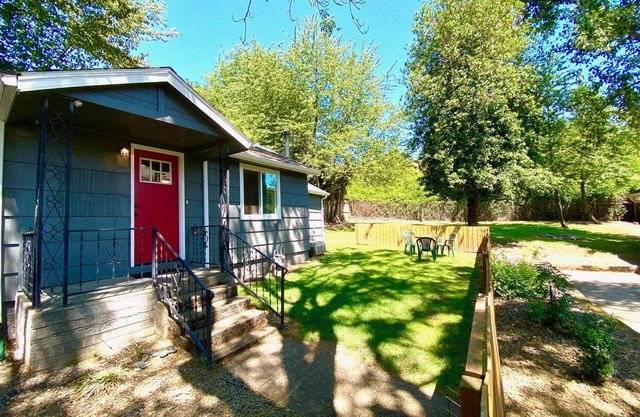 Secluded Small 2BR home, Washer/Dryer, Private Parking.