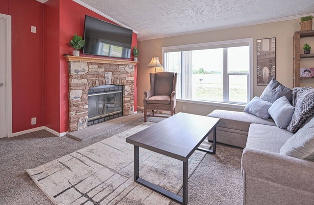 Secluded, Spacious 3Bd 2Ba 3/4 Acre, 13min to UND, <1mi Grand Forks AFB,