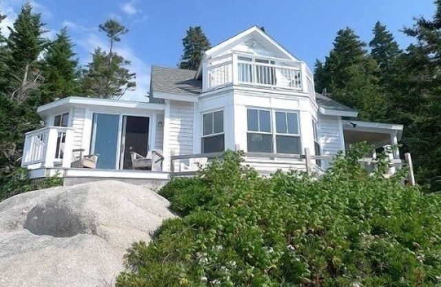 Secluded Stonington, Maine cottage gem with Rockefeller view of Penobscot Bay