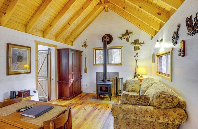 Secluded Tallassee Cabin w/Fire Pit & Porch!