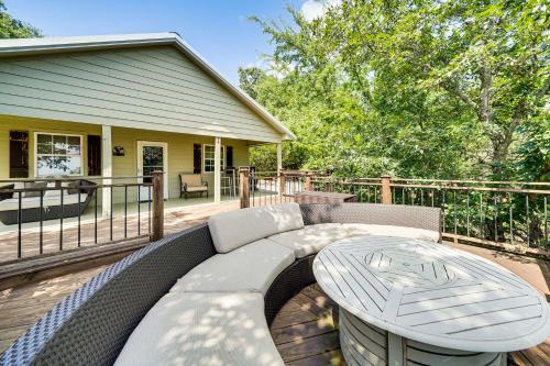 Secluded Tuskahoma Retreat with Deck and Views!