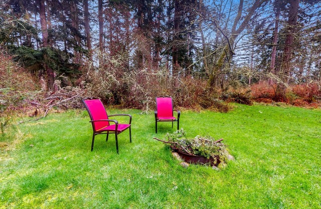 Secluded Whidbey Island cottage with woodland views, firepit & kitchenette