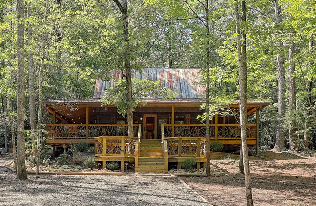 Secluded woodland cabin w/hot tub, firepit & fireplace