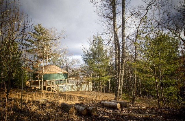 Secluded yurt on Blue Ridge Pwy & MTS Trl with hot tub, only 15min from downtown