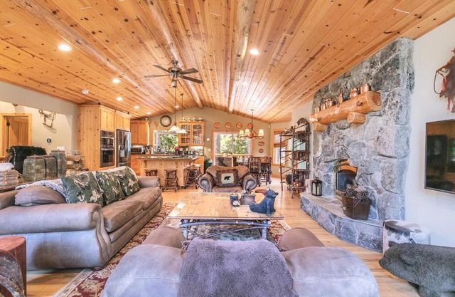 Secret Garden Lodge - 4BR Walking Distance to the Lake, Hot Tub, Close to Ski Resorts!
