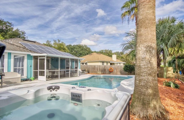 ~Secret Oasis Sleeps 8 Heated Pool & Spa~