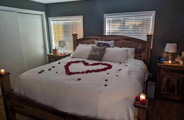Secret Safe Haven w/Sauna, Hot Tub & King-sized Bed-5 minutes from the airport!