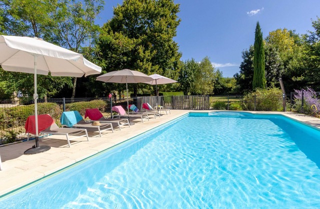 Secure gated and fenced pool, quiet rural location, Air Con. Near historic towns