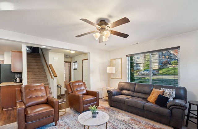Sedro Woolley Home - Perfect for Groups 4 Bedrooms 2.5 Baths Await Your Stayn