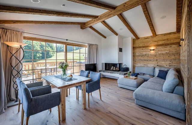 Seeleben-chalet-suite 100qm, 2 Schlafzimmer, Wohnraum mit Küche, Kamin und Bad mit Sauna, Terrasse mit Whirlpool