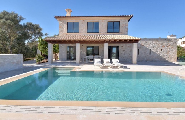 Sehr Geräumige Villa auf Mallorca in Zeitgenössischem Stil, Priv. Pool