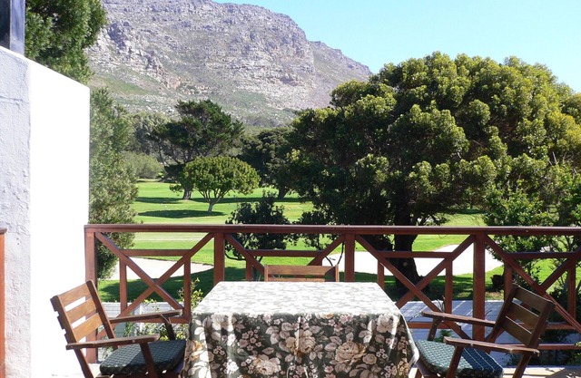 Self-catering apartment with balcony, overlooking golf course and mountains