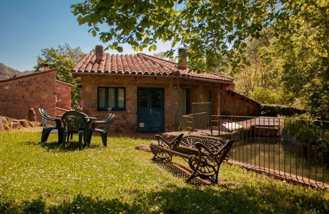 Self catering Molí de Dalt for 4-6 people with heated communal pool
