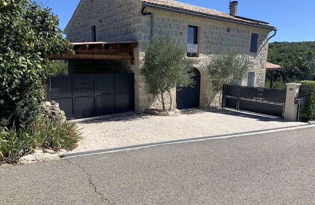 Self-catering vacation home for 6 to 10 people adapted for PMR in St Remèze Swimming pool