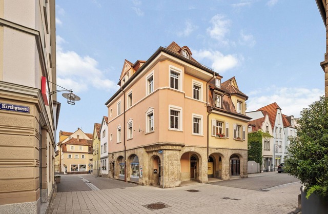 Self-check-in apartment with high-speed WiFi and free parking in the city center
