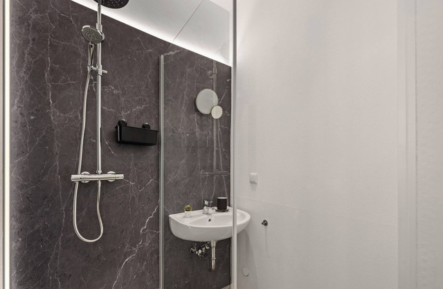 Self-check-in apartment with high-speed WiFi and free parking in the city center