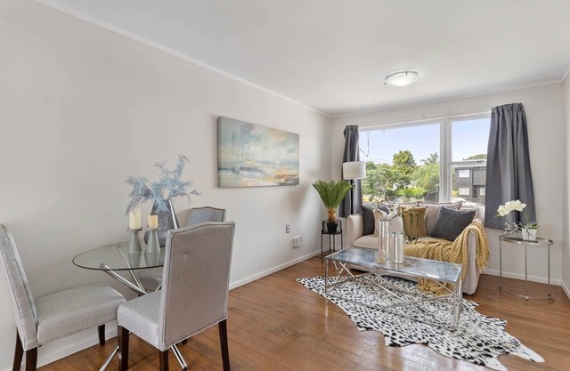 Self contained 2 Bedroom unit in Sunny Sandringham.