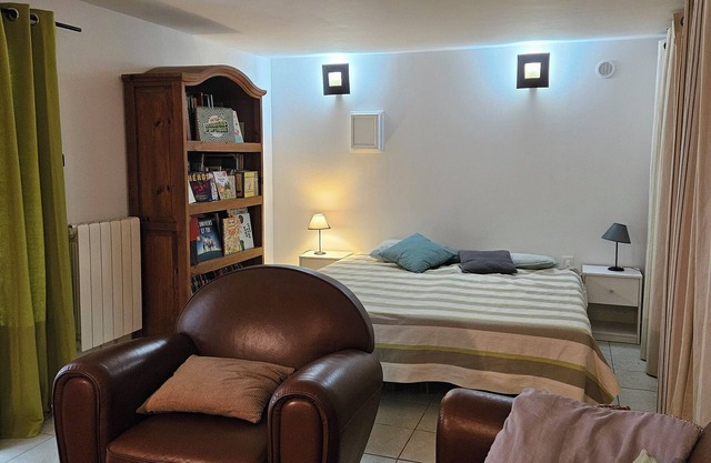 Self-contained apartment in the heart of the forest, 6 minutes from Lascaux