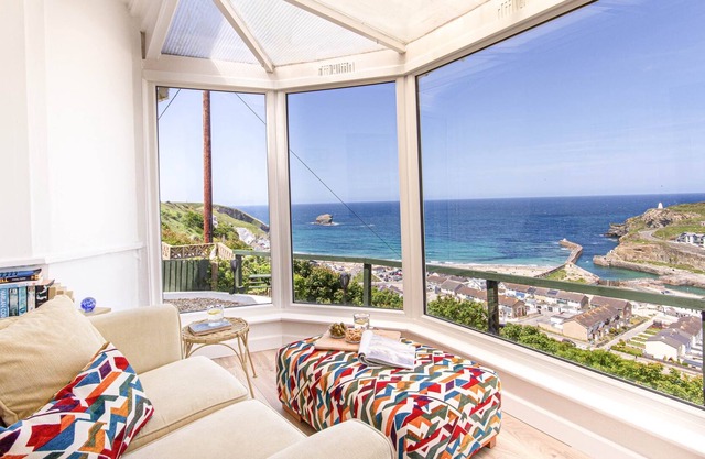 Self-contained property in Portreath with panoramic sea views - private entrance