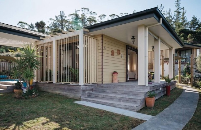 Self-contained studio overlooking Orongo Bay