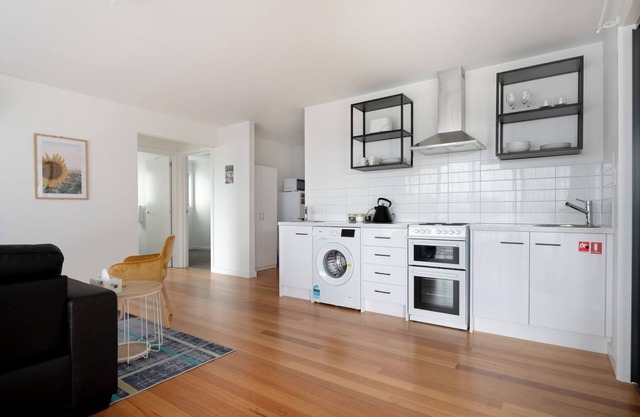 Self Contained Unit: 10 Minutes From the CBD