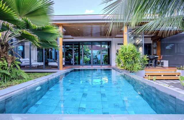 Semi 4BR Layan Cove - In/Outdoor Living w/Pool & Sauna, 10 Min to Layan