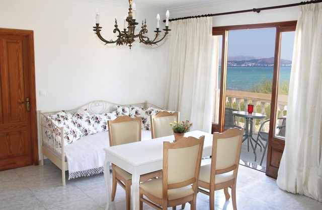 Semi-detached house 50 meters from the beach with meditation room, playground
