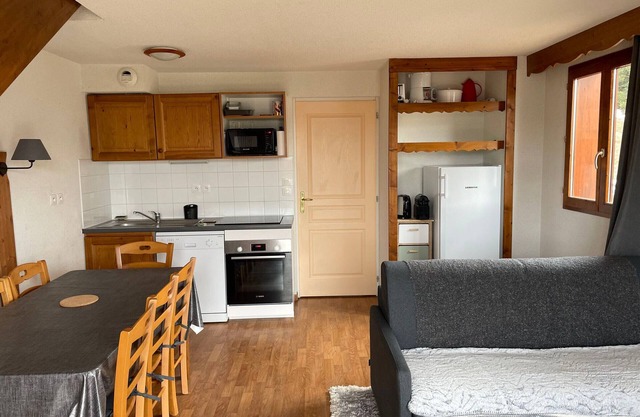 Semi-detached chalet, 3 rooms, 8 pers. with terrace and parking in La Joue du Loup