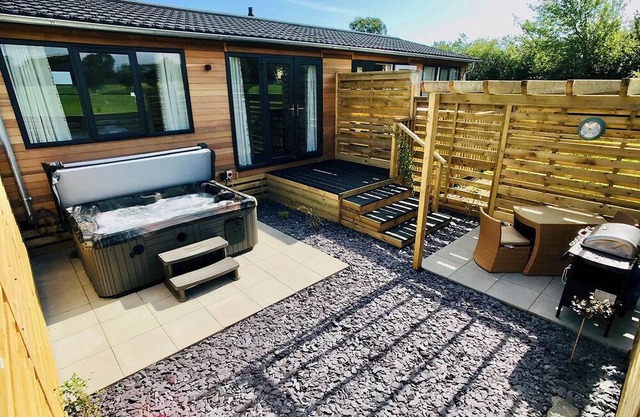 Semi-detached deluxe lodge offering the perfect romantic retreat.