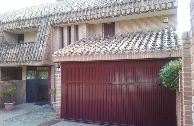 SEMI-DETACHED VILLA WITH INDIVIDUAL SWIMMING POOL IN TORRELODONES FREE WIFI, BARBECUE