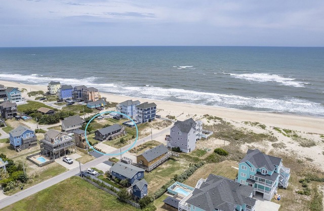 Semi-oceanfront/pet friendly/4 br - Mahalo House. Steps to beach