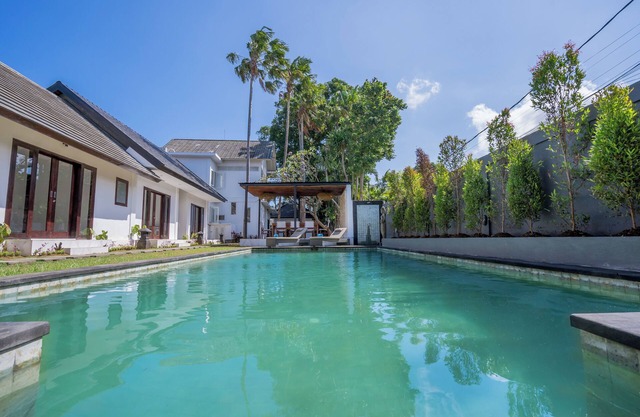 SEMINYAK, 10 BDR, BEACHSIDE, GREAT INCLUSIONS