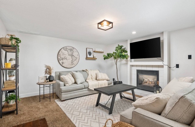 Sensationally Furnished *Hot Tub*, Pet Friendly, Game Room w/Ping Pong, Foosball, Darts, Etc