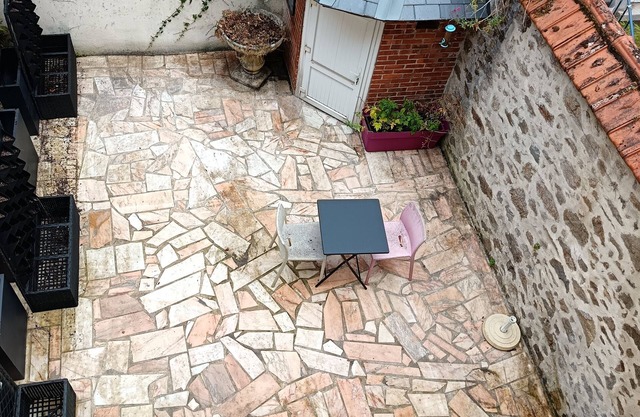 Separate Zen room, with separate bathroom, close to the city center.