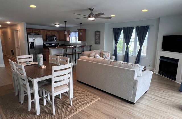 September dates 4Bd 3Bath, two-level condo Sleeps 14 dog friendly