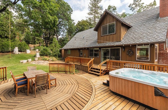 Sequoia Retreat: Spacious Cabin/Hot Tub/Sun Deck