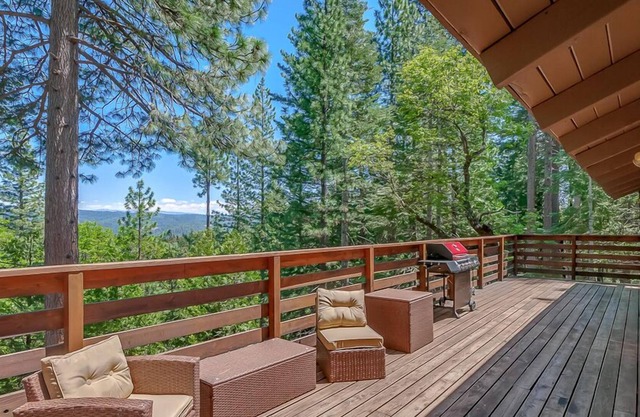 SEQUOIA SUNRISE - 3 BEDROOM PLUS FAMILY ROOM AND STUNNING VIEWS IN DORRINGTON!