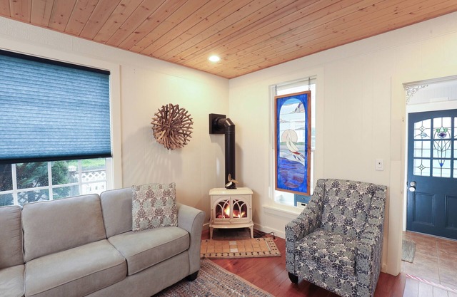 Serendipity- A Historical 1882 Beach Cottage, Built in 1882 Historical 2 bedroom home, Fireplace, An