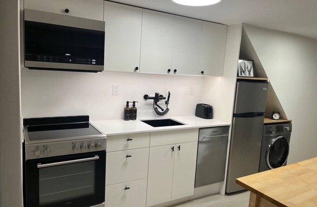 Serene 2-bedroom apartment with AC in Brooklyn
