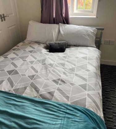 Serene 3-Bed Apartment - Park Views & Walking Distance to Royal Stoke Hospital