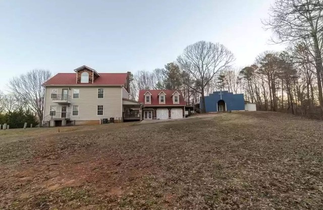 Serene 3 Bedroom home on quiet 10acre 6 queen beds