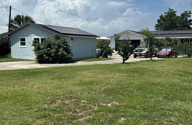 Serene and Peaceful 2-bedroom apartment in Lynn Haven with WiFi, AC