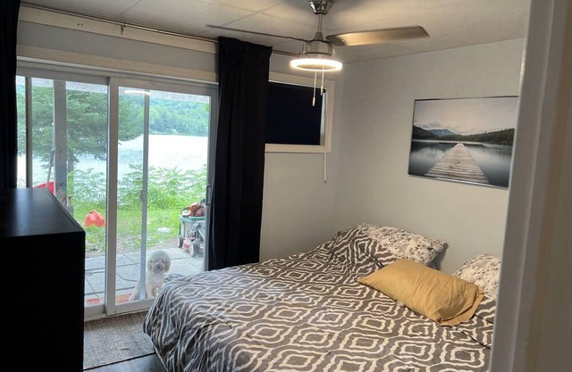 Serene cottage on pristine Lac Leslie