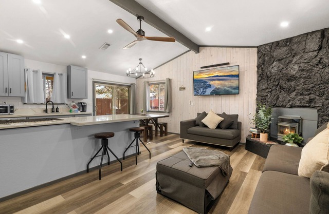 Serene Dream Cottage - Hot Tub, Walk to Park & Hiking Trails, Ping Pong