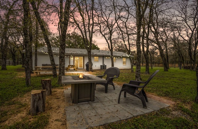 Serene Farmhouse at the Lake